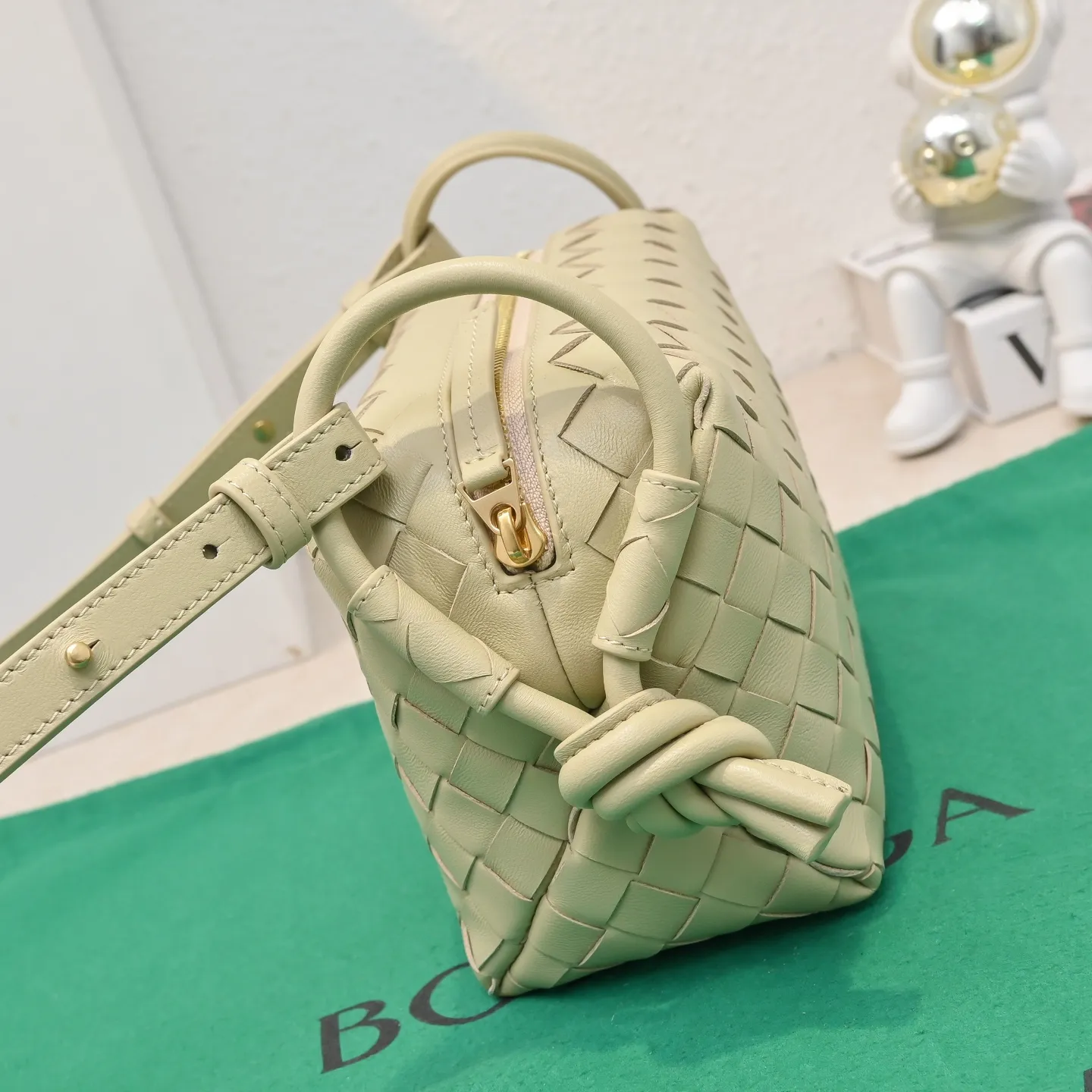 Batch 1360 BOTTEGA VENETA new loop is here! ! Many girls who like BV have owned the Loop bag. It has a simple appearance, classic weaving, and a compact and lightweight bag shape. This innovation continues the "camera bag" shape. Unlike the traditional Loop bag, which can only be worn as a crossbody bag, this innovation It can be carried by hand or cross-body, satisfying both the concave shape and daily needs. The oversized buckle can be folded and used as a handle. The sultry heat in summer ☀️ usually reduces people's desires. Having a lightweight bag will greatly enhance the happiness of traveling🫧 Style number: 6615 Size: 19*12*9cm